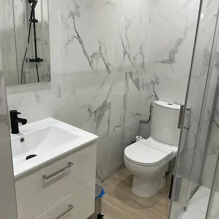 Beau Proche Mer, Gare Et Commerces Антиб