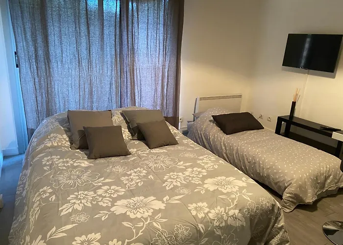 Beau Proche Mer, Gare Et Commerces אנטיב